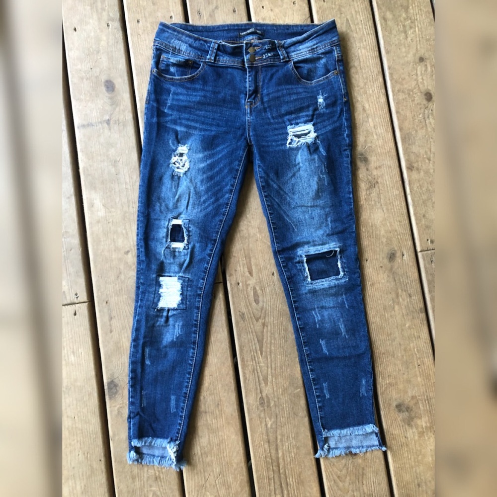 Cropped distressed jeans